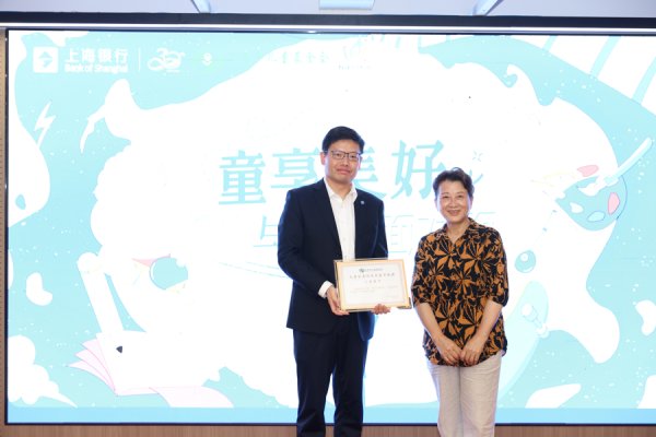 大牛时代配资 约翰·希金斯怎么还打起了乒乓？原来他是来当“孩子王”的！